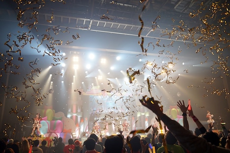 金色のテープが舞う豊洲PIT。