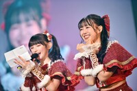 吉川ひより（右）