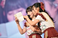 吉川ひより（右）の手紙を代読するのに苦戦する菅田愛貴（左）。