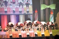 宣伝部員に向けておじぎをする超ときめき♡宣伝部。