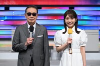 左からタモリ、鈴木新彩（テレビ朝日アナウンサー）。(c)テレビ朝日