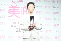 「2023 美的 GRAND ベストビューティウーマン」に選ばれた小池栄子。