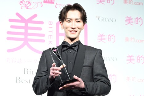 「美的 ベストビューティマン」連続受賞に笑顔の渡辺翔太（Snow Man）。
