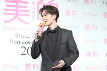 式が終わっても「まだしゃべれますけど大丈夫ですか？」とサービス精神を見せる渡辺翔太（Snow Man）。