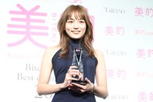 「美的 ベストビューティウーマン」を受賞した川口春奈。