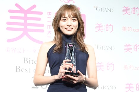 「美的 ベストビューティウーマン」を受賞した川口春奈。