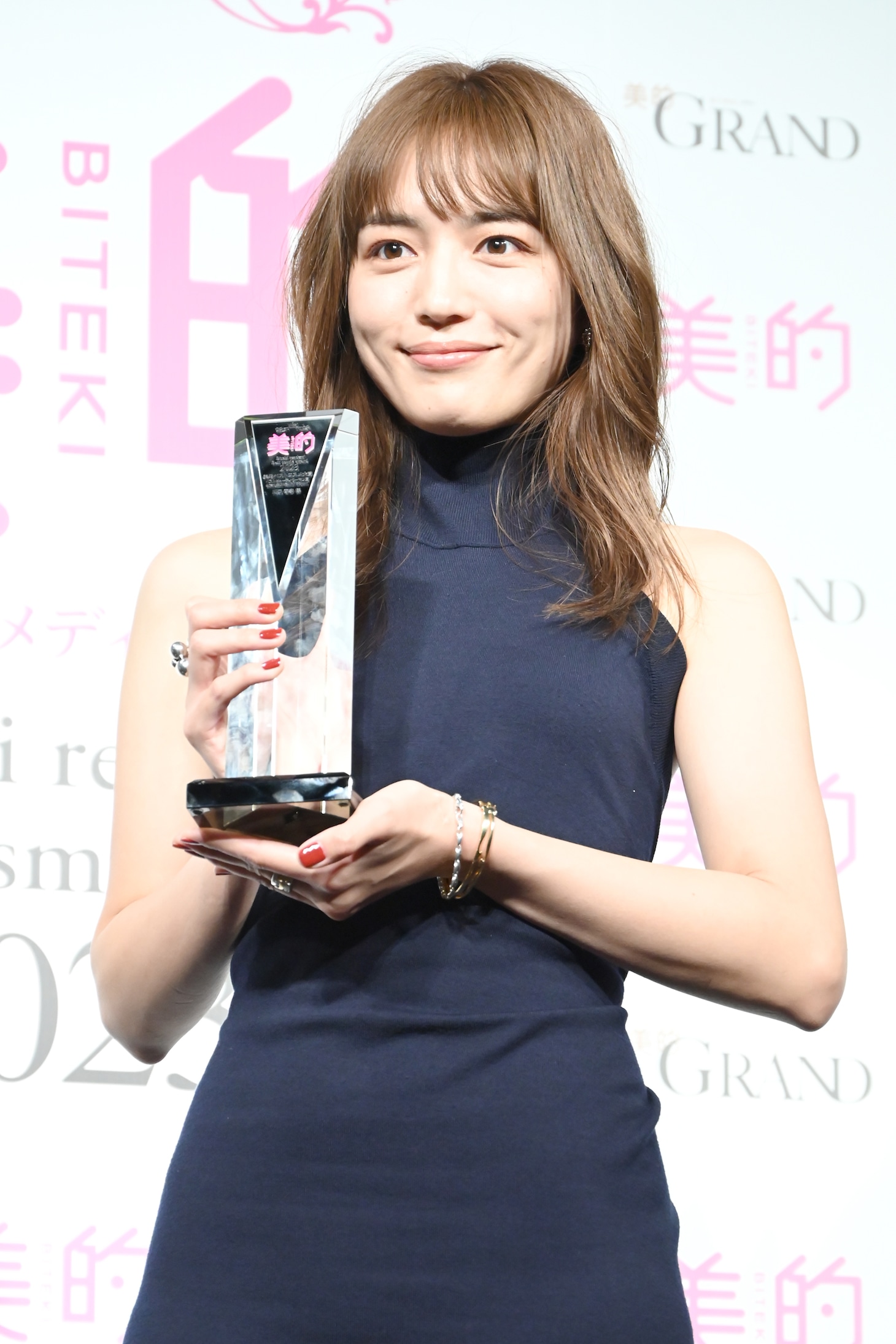 トロフィーを持つ川口春奈。