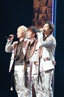 「サポーターズ！」のラストを河合郁人（中央）に語りかけるように歌う塚田僚一（左）と橋本良亮（右）。