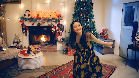 百田夏菜子「クリスマスしよ♡」ミュージックビデオより。