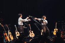 互いを称え合う大橋トリオ（左）とTHE CHARM PARK（右）。（撮影：勝永裕介）