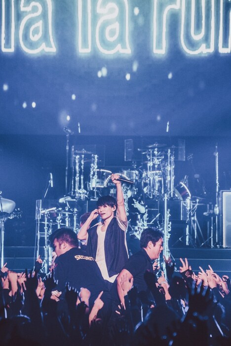 TAKUYA∞(Vo)(Photo by Shinsuke Tanoguchi)