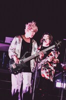 信人（B）と誠果（Sax, Manipulator）。（Photo by Shinsuke Tanoguchi）