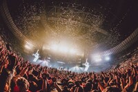 金銀テープが打ち上げられた場面。（Photo by Shinsuke Tanoguchi）