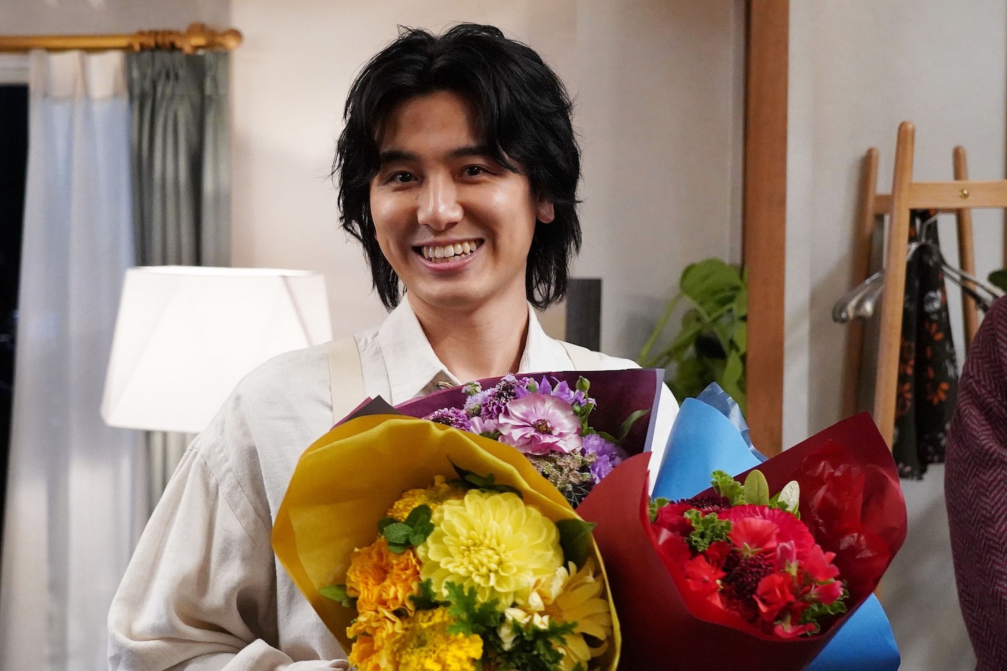 人気画像7位は「藤井風が“椿ハウス”で『花』弾き語り『いちばんすきな花』最終話にサプライズ登場」より、「いちばんすきな花」最終話に出演した藤井風。(c)フジテレビ