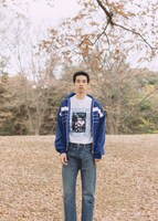「50周年記念さだまさし×JOURNAL STANDARDスペシャルコラボTシャツ」着用イメージ