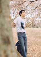 「50周年記念さだまさし×JOURNAL STANDARDスペシャルコラボTシャツ」着用イメージ