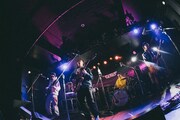 「ライブナタリー “DENIMS × TENDOUJI”」DENIMSのステージの様子。(撮影:町田千秋)