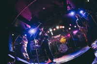 「ライブナタリー “DENIMS × TENDOUJI”」DENIMSのステージの様子。（撮影：町田千秋）