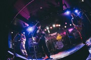 「ライブナタリー “DENIMS × TENDOUJI”」DENIMSのステージの様子。(撮影:町田千秋)