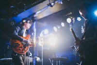 「ライブナタリー “DENIMS × TENDOUJI”」DENIMSのステージの様子。（撮影：町田千秋）