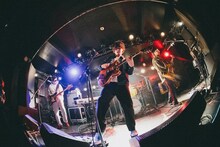 「ライブナタリー “DENIMS × TENDOUJI”」DENIMSのステージの様子。（撮影：町田千秋）