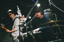 左からDENIMSの土井徳人（B）、釜中健伍（G, Vo）。（撮影：町田千秋）