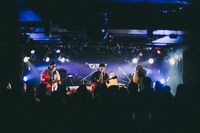 「ライブナタリー “DENIMS × TENDOUJI”」DENIMSのステージの様子。（撮影：町田千秋）