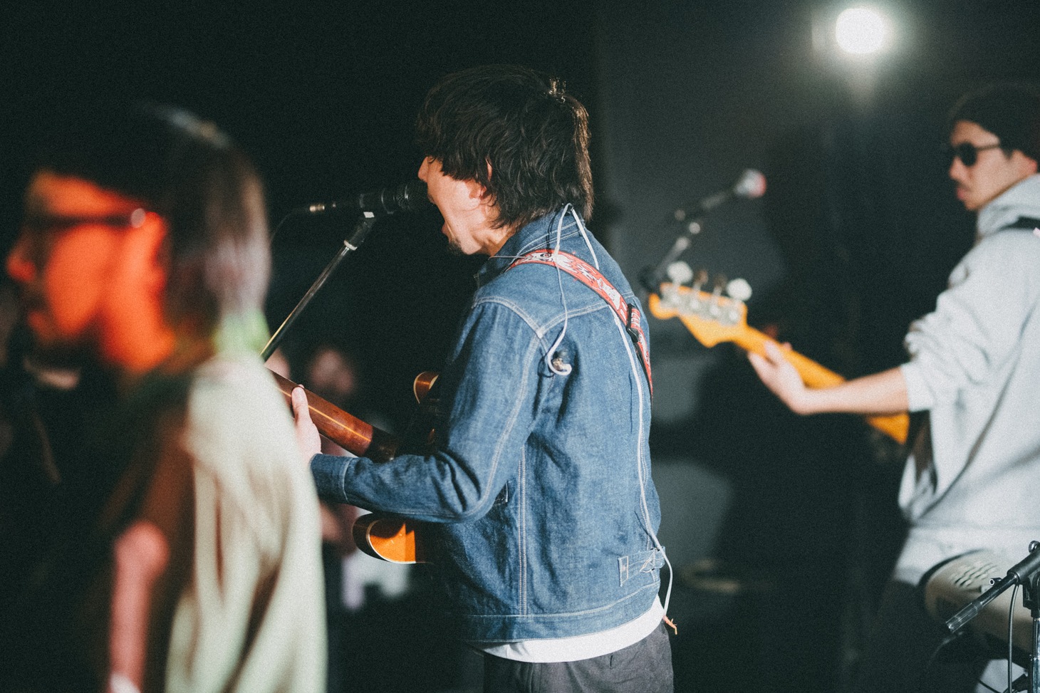 「ライブナタリー “DENIMS × TENDOUJI”」DENIMSのステージの様子。（撮影：町田千秋）
