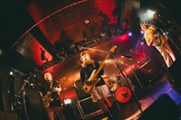 「ライブナタリー “DENIMS × TENDOUJI”」TENDOUJIのステージの様子。（撮影：町田千秋）