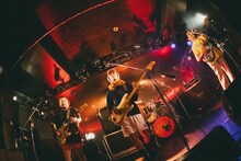 「ライブナタリー “DENIMS × TENDOUJI”」TENDOUJIのステージの様子。（撮影：町田千秋）