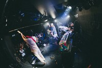 「ライブナタリー “DENIMS × TENDOUJI”」TENDOUJIのステージの様子。（撮影：町田千秋）