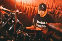 オオイナオユキ（Dr / TENDOUJI）（撮影：町田千秋）