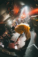 「ライブナタリー “DENIMS × TENDOUJI”」TENDOUJIのステージの様子。（撮影：町田千秋）