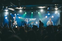 「ライブナタリー “DENIMS × TENDOUJI”」TENDOUJIのステージの様子。（撮影：町田千秋）