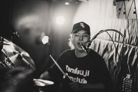 オオイナオユキ（Dr / TENDOUJI）（撮影：町田千秋）