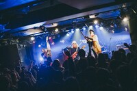 「ライブナタリー “DENIMS × TENDOUJI”」TENDOUJIのステージの様子。（撮影：町田千秋）