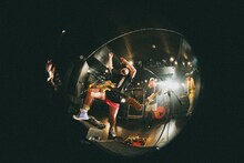 「ライブナタリー “DENIMS × TENDOUJI”」TENDOUJIのステージの様子。（撮影：町田千秋）