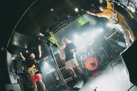 「ライブナタリー “DENIMS × TENDOUJI”」TENDOUJIのステージの様子。（撮影：町田千秋）