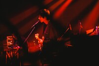 出戸学（Vo, G）（撮影：山谷佑介）