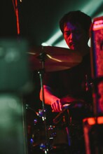 勝浦隆嗣（Dr）（撮影：山谷佑介）