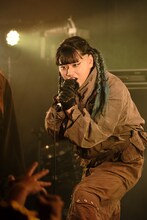谷絹茉優（Vo / Chevon）（Photo by Naoki Harada［n-foto LLC］）