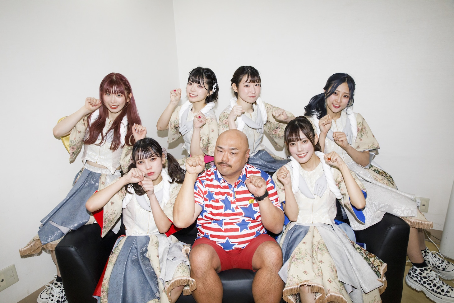 豆柴の大群とクロちゃん。（Photo by sotobayashi kenta）