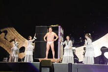 サプライズで登場したとにかく明るい安村（中央）。