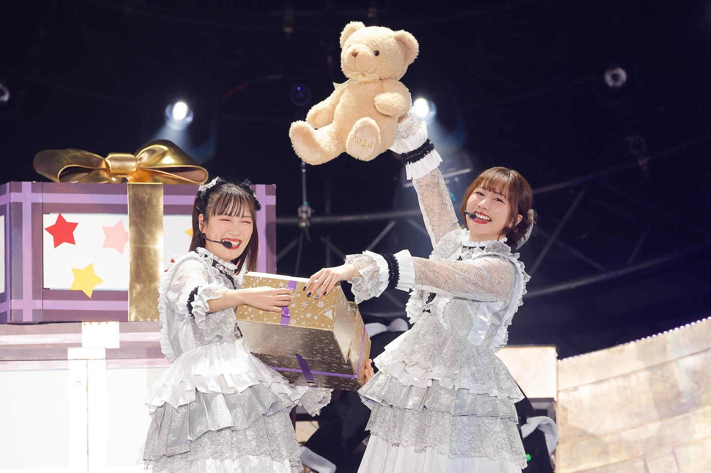 左から高城れに、佐々木彩夏。