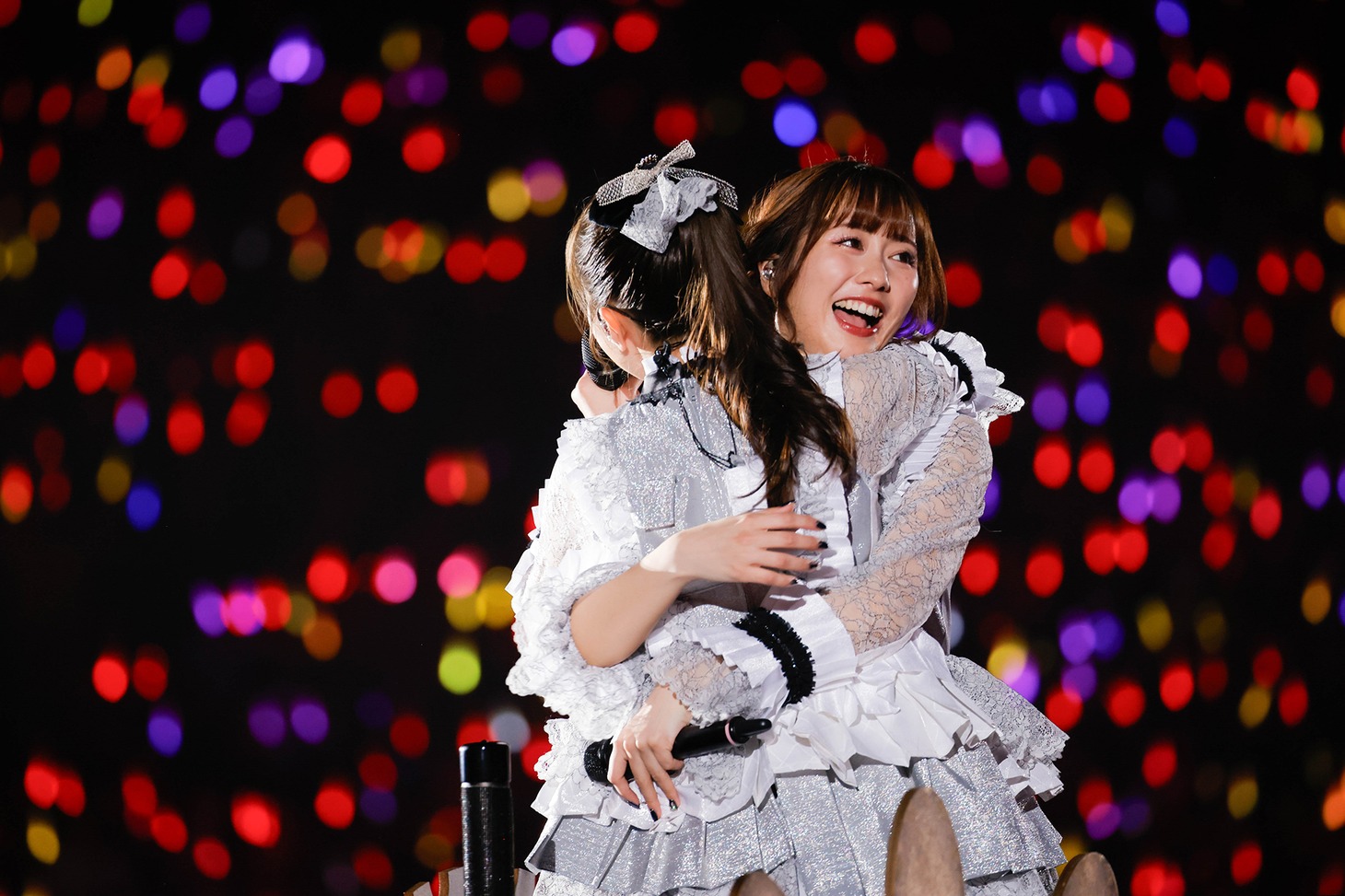 抱き合う百田夏菜子と佐々木彩夏。