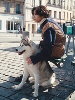 「Etoile」より。ハスキー犬と表情がシンクロした川村壱馬。（撮影：ISAC）