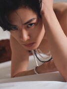 「Etoile」より。古城のベッドルームでの1枚。（撮影：ISAC）