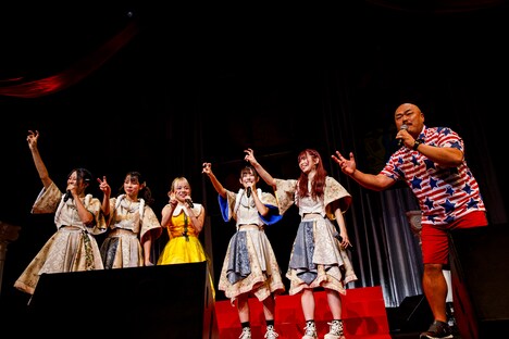 豆柴の大群都内某所 a.k.a. MONSTERIDOLとクロちゃん。（Photo by sotobayashi kenta）