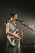 塩塚モエカ（Vo, G）（Photo by Asami Nobuoka）