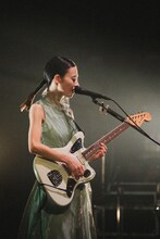 塩塚モエカ（Vo, G）（Photo by Asami Nobuoka）